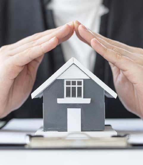 Maison protégée par des mains